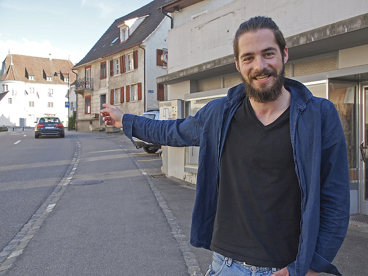 Ric Capafons weist den Weg: Das Aescher Schloss ist der Brennpunkt der nächsten Aescher Kulturnacht.  Foto: Tobias Gfeller