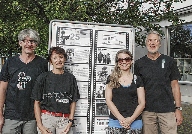 Ein Teil des OK in «Cinema Paradiso»-T-Shirts von einst und jetzt: Kalle Zeller-Zanolari, Gaby Meyer, Monica Zanolari-Zeller, Marco Gigli (v. l.; abwesend: Catherine Fischler, Silvia Gaugler und Roland Leuthardt).  Foto: Thomas Brunnschweiler