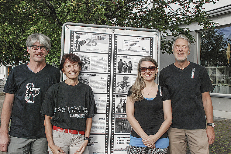 Ein Teil des OK in «Cinema Paradiso»-T-Shirts von einst und jetzt: Kalle Zeller-Zanolari, Gaby Meyer, Monica Zanolari-Zeller, Marco Gigli (v. l.; abwesend: Catherine Fischler, Silvia Gaugler und Roland Leuthardt).  Foto: Thomas Brunnschweiler