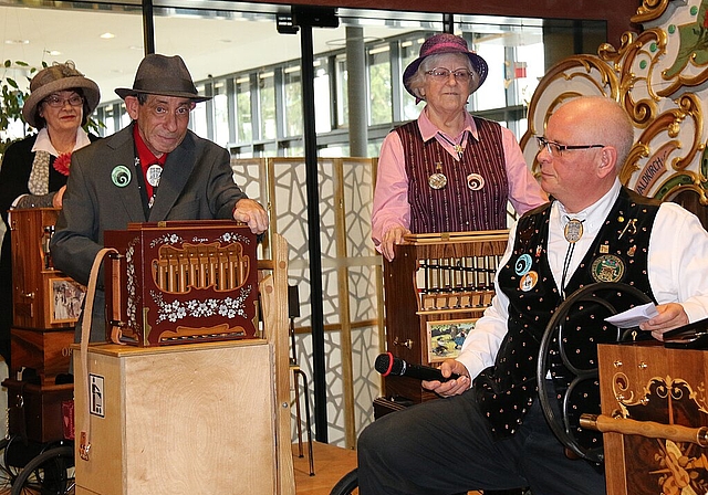 Elektronisch gesteuerte Orgel: Roger Büchli lässt die kleine Orgel erklingen; auf dem Foto sind noch Beatrice Keller (h.l.), Paula Rätz und Moderator Daniel Widmer. Fotos: Gaby Walther
