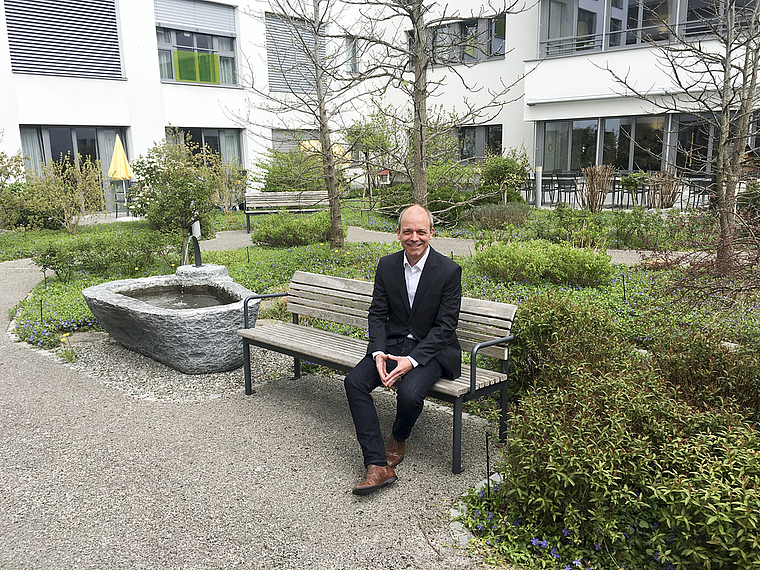 Im Garten des Seniorenzentrums Aumatt: Der neue Geschäftsführer Salvatore Pranzo fühlt sich hier schon heimisch.
