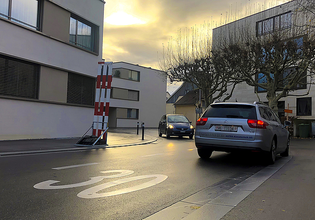 Verengt: Begegnen sich zwei Fahrzeuge in der Brunngasse, führt der Weg nicht selten übers Trottoir.  Fotos: Caspar Reimer
