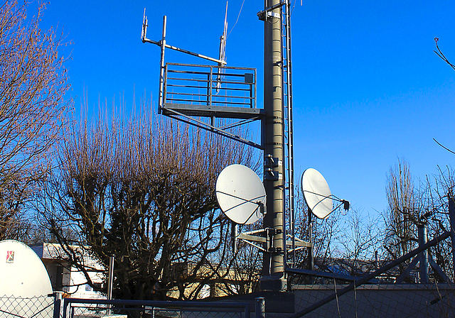 Noch auf Empfang: Zumindest bis Ende 2020 wird das Reinacher Kabelnetz über diese Antenne durch die InterGGA betrieben.  Foto: Caspar Reimer