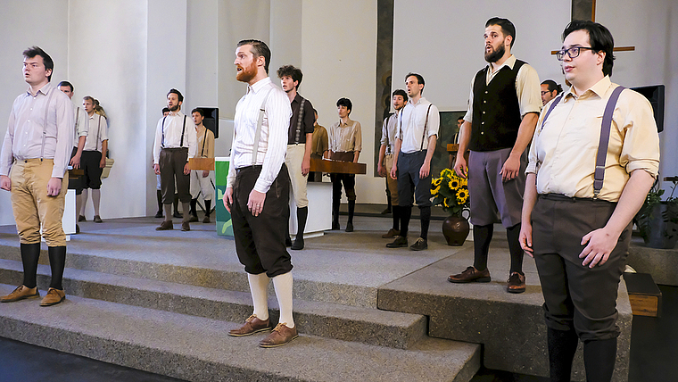 Männerchor von Weltrang in Knickerbockern, Hemden und Hosenträgern: Die voluminösen und klaren Stimmen der Männerstimmen Basel füllten den ganzen Raum.  Foto: Thomas Brunnschweiler