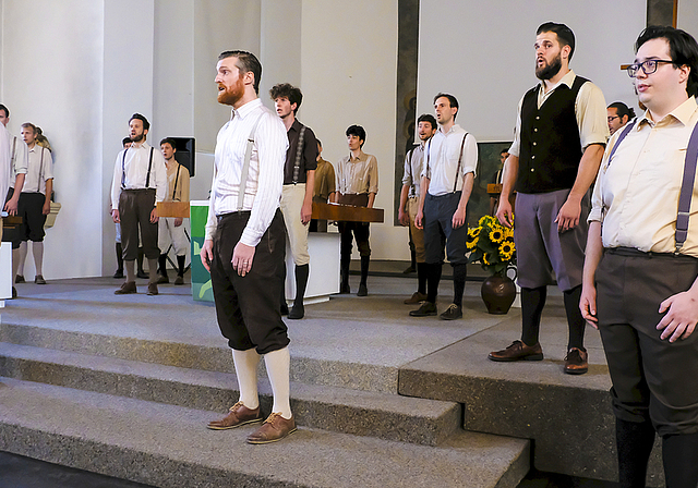 Männerchor von Weltrang in Knickerbockern, Hemden und Hosenträgern: Die voluminösen und klaren Stimmen der Männerstimmen Basel füllten den ganzen Raum.  Foto: Thomas Brunnschweiler