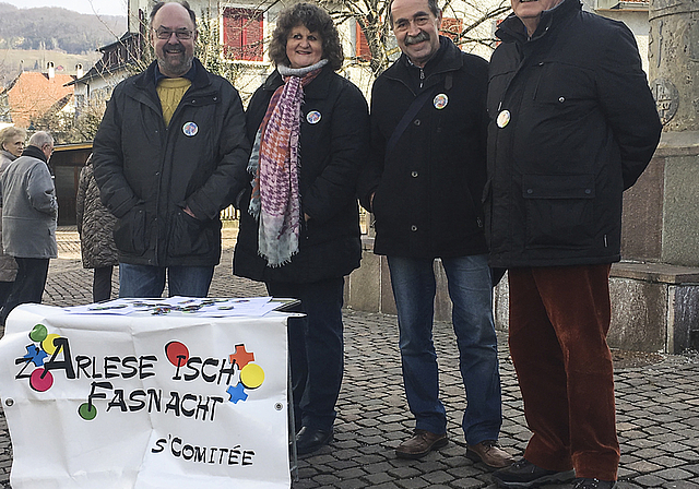 Das Arlesheimer Fasnachtscomité mit Badge-Künstler: Ruedi Meury (Vorsitzender), Daniela Meury (Werbung), Anton Meier (Finanzen) und Daniel Prod’Hom (v. l.).  Foto: Caspar Reimer