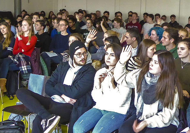 Engagierte Zuhörerschaft: Die Schülerinnen und Schüler des Gymnasiums Münchenstein hatten viele Fragen zu den
