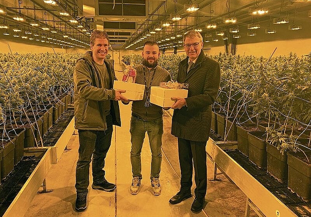 Rundgang durch die Anlage: Wirtschaftsförderer Thomas Boillat (l.) und Breitenbachers Gemeindepräsident Dieter Künzli (r.) gratulieren Mischa Gribi, einem der Firmengründer, zum Erfolg. Foto: Bea Asper