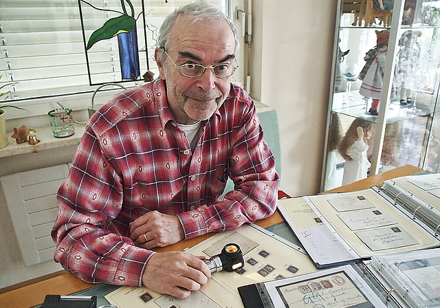 Auf der Suche nach der «Penny Black»: Martin Baumann bei der Arbeit an seiner Sammlung.  Foto: Tobias Gfeller