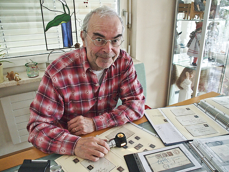 Auf der Suche nach der «Penny Black»: Martin Baumann bei der Arbeit an seiner Sammlung.  Foto: Tobias Gfeller