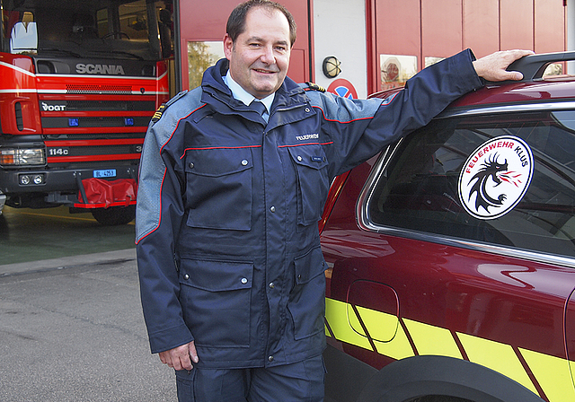 Kurz vor der Verabschiedung: Kommandant Martin Karrer auf dem Werkhof der Feuerwehr Klus.  Foto: Tobias Gfeller