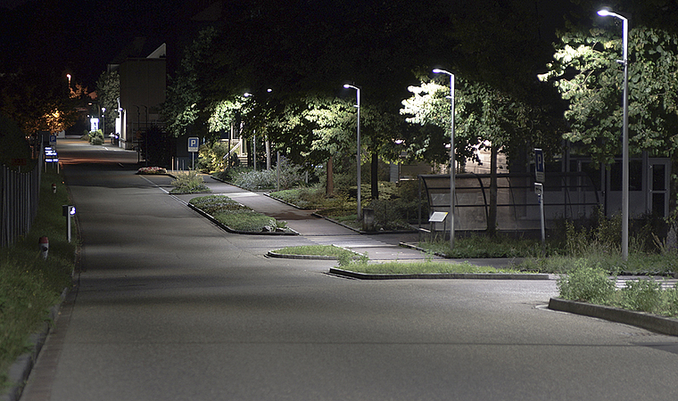 Der neue Leuchtenpark an der Weidenstrasse: Licht wie durch Geisterhand gesteuert.  Foto: ZVG/EBM