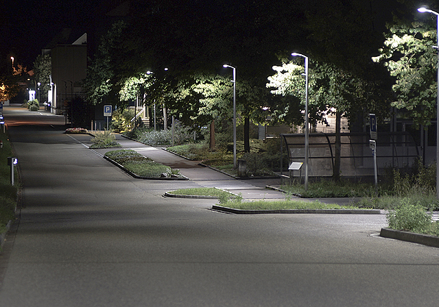 Der neue Leuchtenpark an der Weidenstrasse: Licht wie durch Geisterhand gesteuert.  Foto: ZVG/EBM