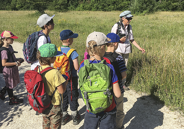 Unscheinbares am Wegrand: Die gelernte Botanikerin Frieda Suda konnte den Kindern die Freude an der Natur vermitteln.  Foto: Caspar Reimer