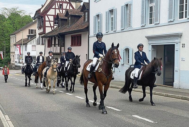 Münchenstein: Um 13 Uhr besammelten sich die Münchensteiner Bürger beim Dorfplatz. Zu der Rotte gehörten nicht nur Spaziergänger, sondern auch Reiter. Bis am Abend gab es für die Banntägler eine Festwirtschaft im Schlössliwald. Foto: Bürgergemeinde Münchenstein