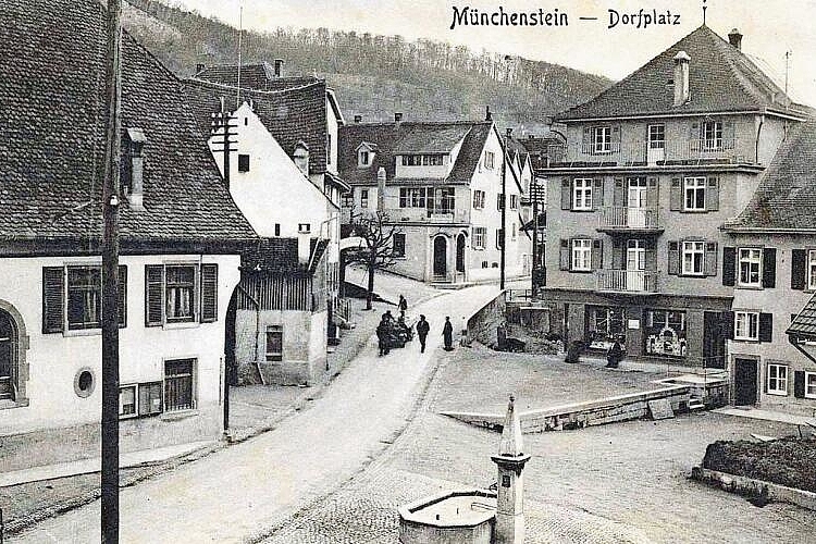 Zeitzeugnis: Die Postkarte des Münchensteiner Dorfplatzes im Jahr 1920 gehört zu den Lieblingsbildern von Felix Brodbeck. Foto: Bürgergemeinde Münchenstein