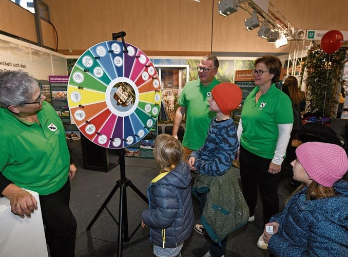 Beliebt: Wer am Glücksrad am grossen Stand der Gemeinde Aesch drehte, konnte diverse Preise gewinnen – neben Schöggeli und Saatgut gab es unter anderem auch Souvenirs der Partnergemeinde Unterschächen. Foto: Juri Junkov