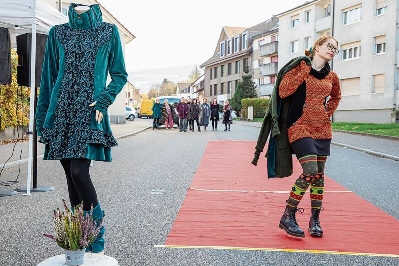 Catwalk auf der Fehrenstrasse: Ein Modell im Einsatz, die andern warten noch darauf.