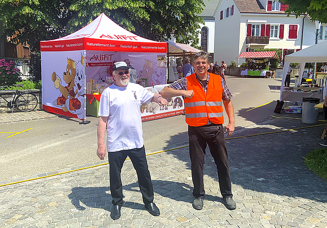 Nach dem Lockdown: Beda Flury (l.) und Marktchef Wolfgang Imhof freuen sich, endlich wieder Besucherinnen und Besucher am Warenmarkt begrüssen zu dürfen.  Foto: Caspar Reimer