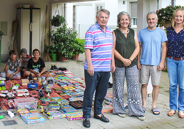 Freuen sich über den Erfolg ihres Flohmis (v. l.): Urs-Peter Rinderer, Lavinia Besuchet, Markus Schefer und Nicole Ritzmann vom Verein «Lebendige Gartenstadt». Foto: Axel Mannigel