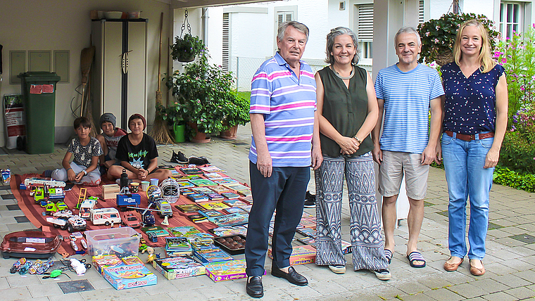 Freuen sich über den Erfolg ihres Flohmis (v. l.): Urs-Peter Rinderer, Lavinia Besuchet, Markus Schefer und Nicole Ritzmann vom Verein «Lebendige Gartenstadt». Foto: Axel Mannigel