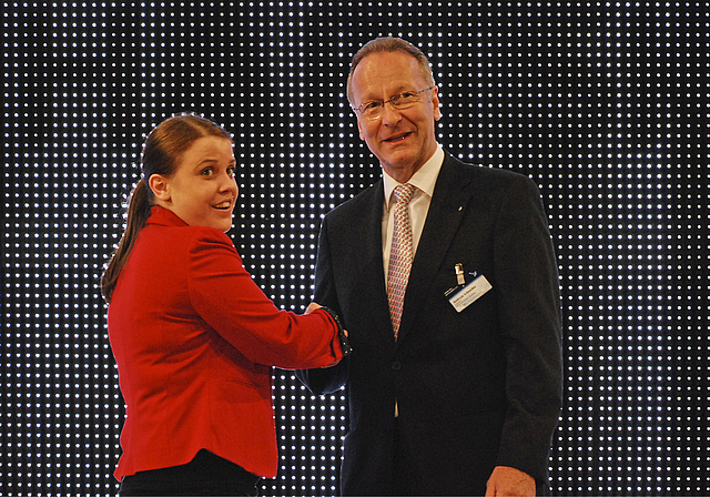 Offizieller Handschlag: Andreas Schneider beglückwünscht Tina Jaberg aus Münchenstein, die Beste der Region, zu ihrer Note von 5,6.  Foto: Thomas Brunnschweiler