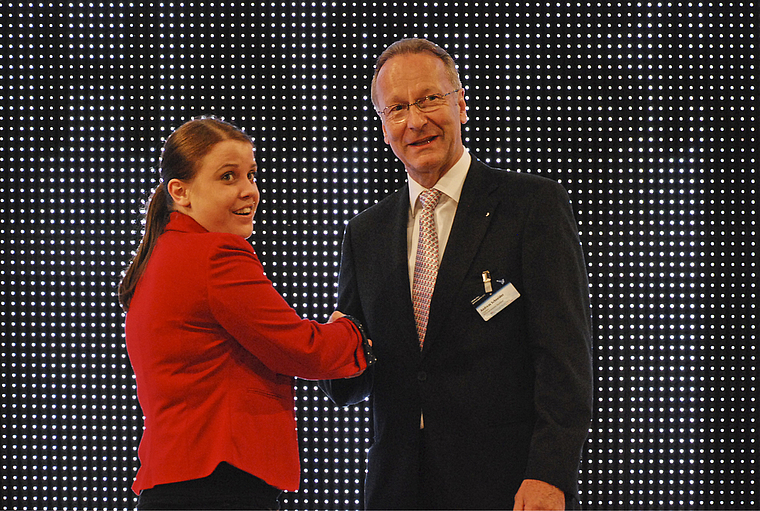 Offizieller Handschlag: Andreas Schneider beglückwünscht Tina Jaberg aus Münchenstein, die Beste der Region, zu ihrer Note von 5,6.  Foto: Thomas Brunnschweiler