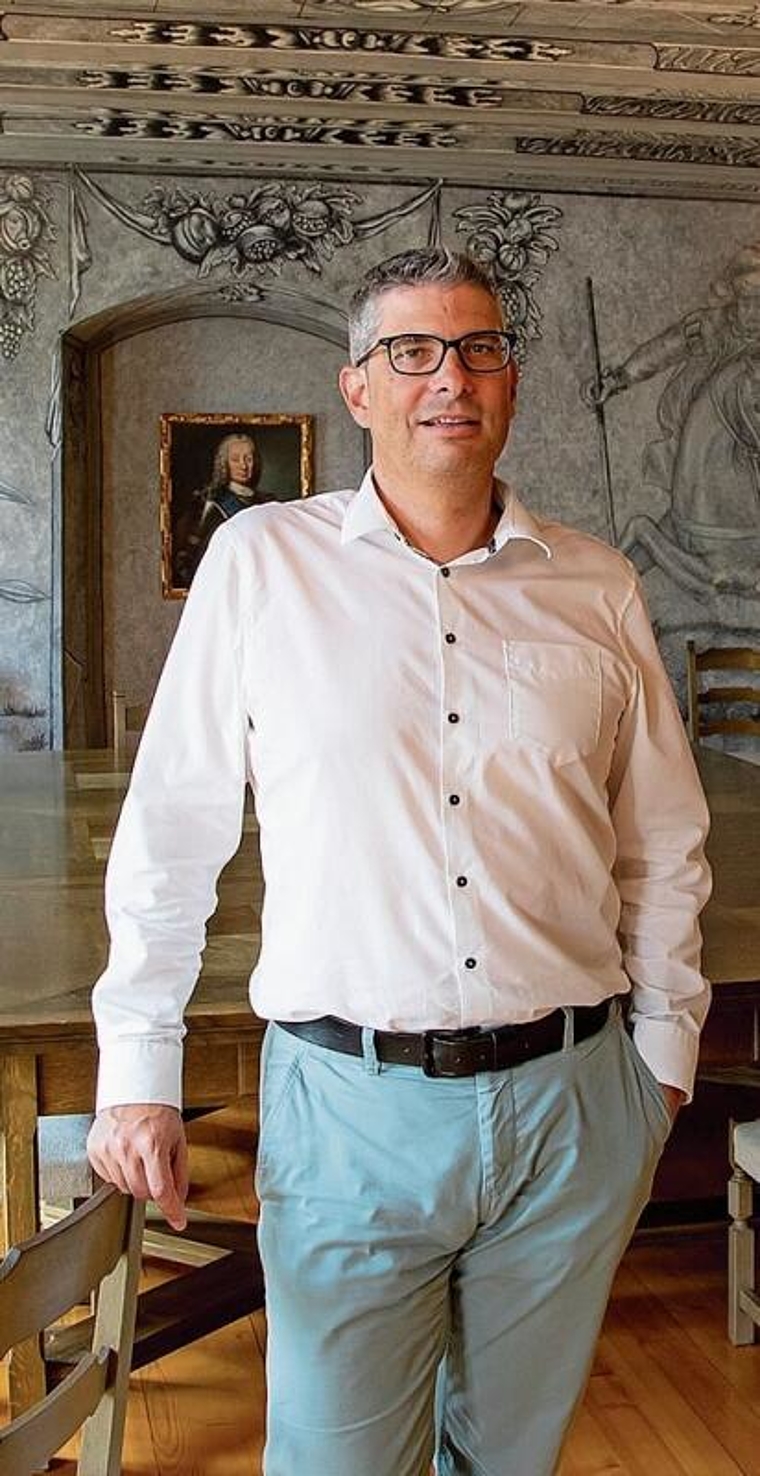 Der Stadtpräsident im Roggenbachsaal: Pascal Bolliger schaut zurück und in die zweite Amtszeithälfte. Foto: Martin Staub