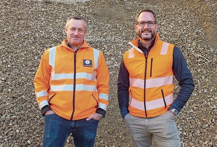 Die Verantwortlichen: Rico Buchli (l.) und Timo Haevel sind von der Aufbereitungsanlage im Steinbruch in Nuglar-St. Pantaleon überzeugt. Fotos: Willi Wenger