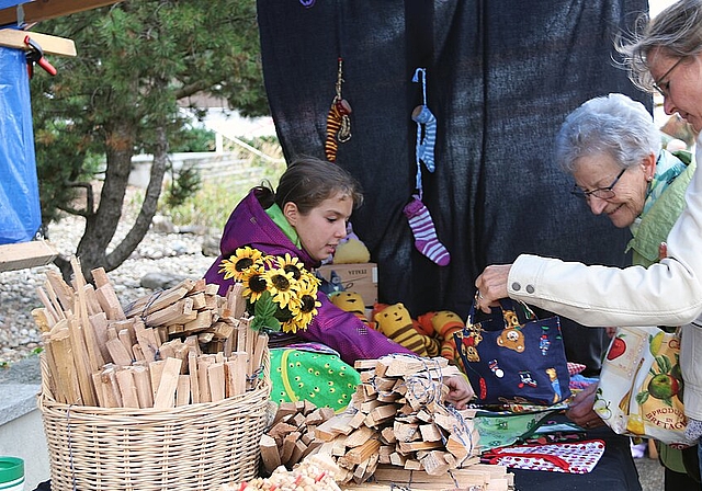 Mit Leib und Seele Marktfrau: Rahel Husistein (l.) überzeugt die Kundinnen mit ihrem Fachwissen von ihren selbst genähten Taschen. Fotos: Gini Minonzio
