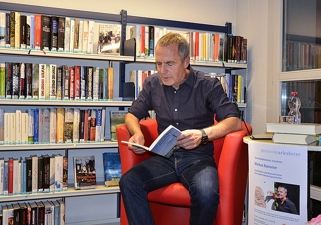 Seine Leidenschaft gilt dem Wort: Markus Ramseier während seiner Lesung in der Gemeindebibliothek. Foto: Fabia Maieroni