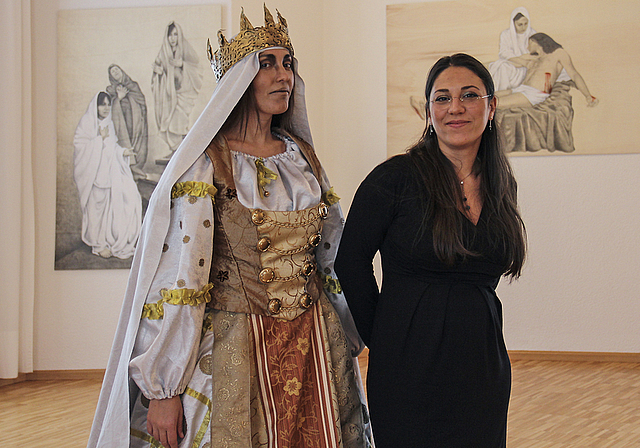 Tänzerin und Malerin: Irene Baruffetti und Stella Radiacati im KunstRaumRhein.  Foto: Tobias Gfeller