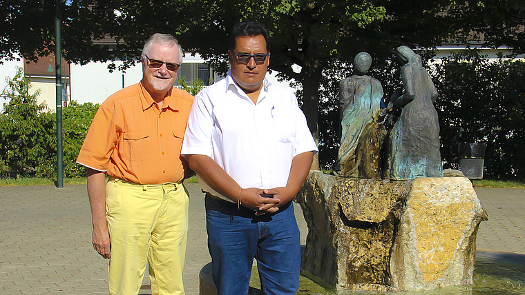 Verbundenheit über die Jahrzehnte: Pfarrer Bernhard Schibli und Edwin Poire, Direktor von «FEDERH Fe y Derechos Humanos – Glaube und Menschenrechte» vor dem Bronzebrunnen, der auch als Nachbildung in Peru steht.  Foto: Tobias Gfeller