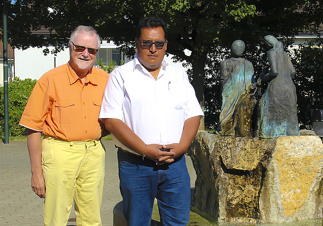 Verbundenheit über die Jahrzehnte: Pfarrer Bernhard Schibli und Edwin Poire, Direktor von «FEDERH Fe y Derechos Humanos – Glaube und Menschenrechte» vor dem Bronzebrunnen, der auch als Nachbildung in Peru steht.  Foto: Tobias Gfeller