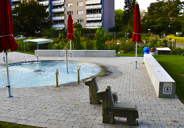 Zu knapp bemessen: Die Liegefläche um das Kinderplanschbecken soll vergrössert werden.  Foto: Bea Asper