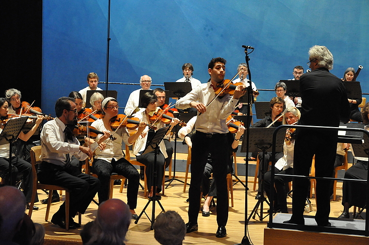 Brillante Violinklänge: Das Orchester Dornach und Solist Edouard Mätzener (l.) sorgten unter der Leitung von Jonathan Brett Harrison für grosse Begeisterung.  Foto: I. Hitz