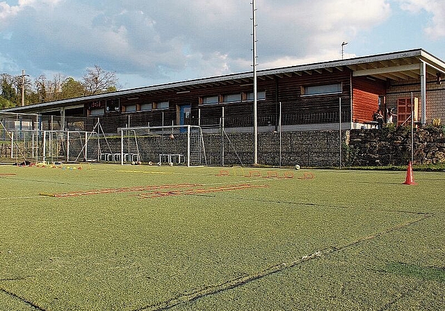 In die Jahre gekommen: Der Investitionskredit über 1,5 Millionen Franken für das Kunstrasenfeld auf der Sportanlage Widen wurde einstimmig gutgeheissen. Foto: Tobias Gfeller