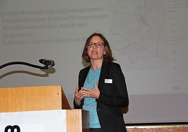 Stellte an der GV den Stand der Planungen vor: Nicole Wehrli, Mitarbeiterin der Abteilung Raumplanung der Gemeinde Reinach und Projektleiterin beim Mobilitätskonzept. Foto: Tobias Gfeller