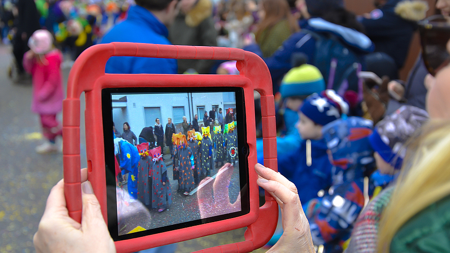 Fasnacht digital: Den Umzug ganz zeitgemäss durchs iPad verfolgt.
