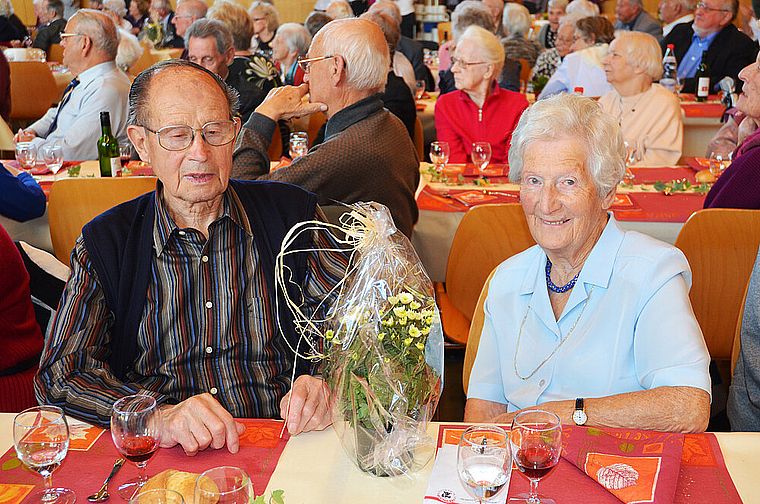 70. Hochzeitstag: Bertha und Ernst Furler-Schindelholz geniessen den Nachmittag inmitten von Freunden und Bekannten. Foto: Jay Altenbach