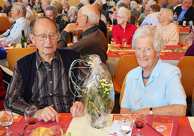 70. Hochzeitstag: Bertha und Ernst Furler-Schindelholz geniessen den Nachmittag inmitten von Freunden und Bekannten. Foto: Jay Altenbach