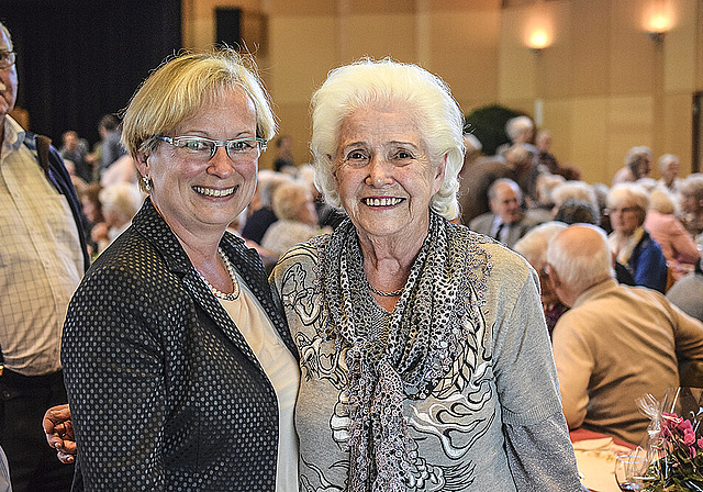 Gemeinderätin Heidi Frei freute sich sehr, dass Marie-Rose Schmutz ihren 84. Geburtstag am Jubilaren- und 80Plus-Treff der Gemeinde feiern konnte.  Foto: Bea Asper