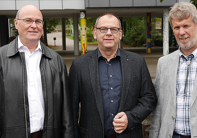 Ausstellungsort OZL: Die OK-Mitglieder Paul Schönenberger, Thomas E. Ruppli (Präsident) und Martin Speiser (v.l.) freuen sich auf die siebte Gewerbeausstellung Hinteres Leimental. Foto: Thomas Immoos