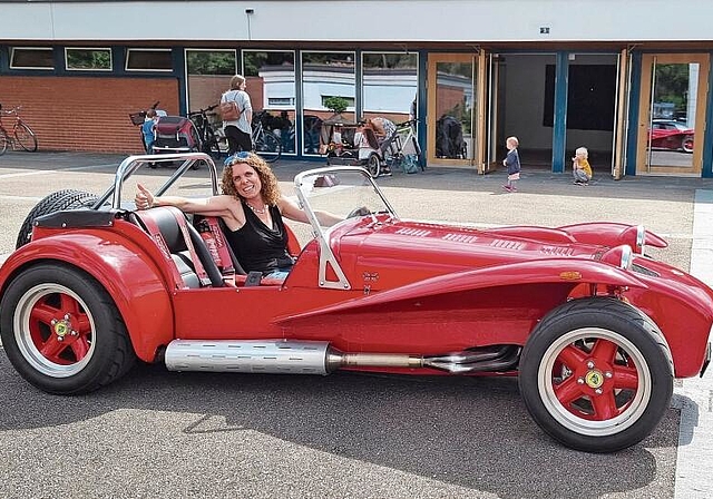 Vollgas: Annina Liechty hat die Kirche auch für Oldtimer geöffnet. Foto: zVg