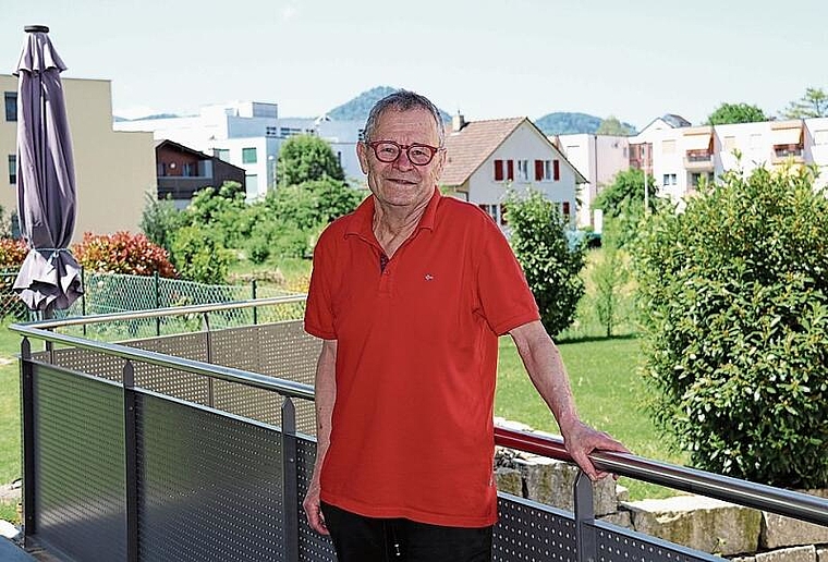 Mit Sicht auf seinen ehemaligen Arbeitsort: Urs Spielmann, ehemaliger Heimleiter auf der Terrasse seiner Wohnung in Breitenbach, im Hintergrund das AZB. Foto: Gaby Walther