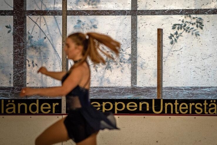 Schattenspiel: Die Sonne zeichnete die Schatten der Pflanzen im Aussenbereich auf der Eishallenwand ab. Im Bild Paula Wittkopf vom Eislauf Club Laufen.