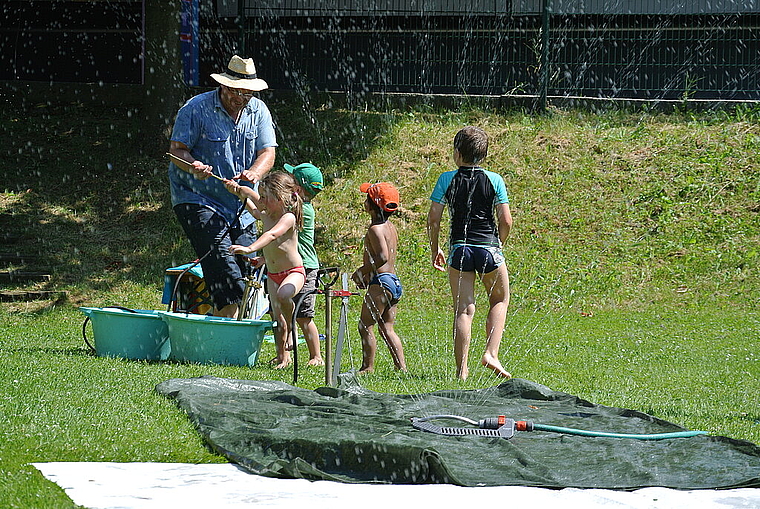 Sommeraktion:  Robi-Spielplatz bringt Spiel und Spass in die Quartiere. Die Kinder danken es mit einem Lachen und strahlenden Augen.  Bea Asper