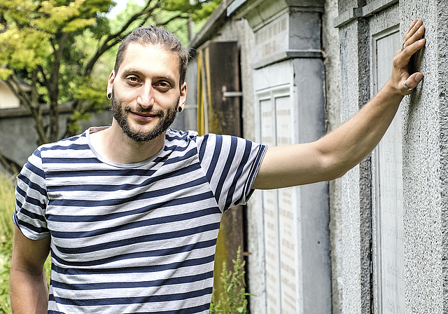 Der Romanautor an einem seiner Schauplätze: Timothée Wahlen auf dem alten Friedhof Arlesheim.  Foto: Thomas Brunnschweiler