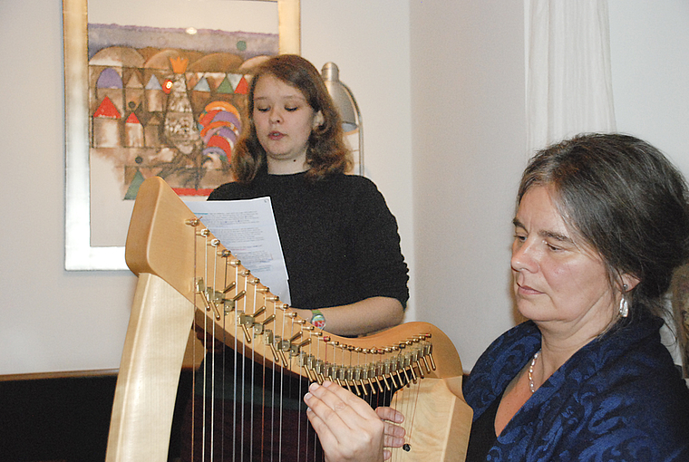 Gute Ergänzung: Die Slampoetin Sophie Bischoff und Carmen Ehinger an der Harfe.  Foto: Thomas Brunnschweiler