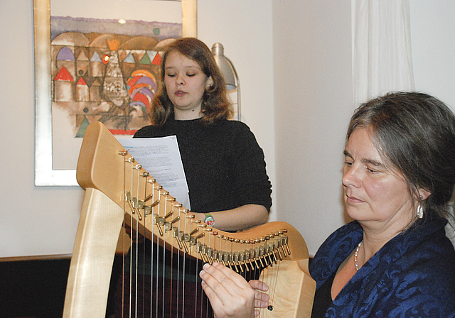 Gute Ergänzung: Die Slampoetin Sophie Bischoff und Carmen Ehinger an der Harfe.  Foto: Thomas Brunnschweiler